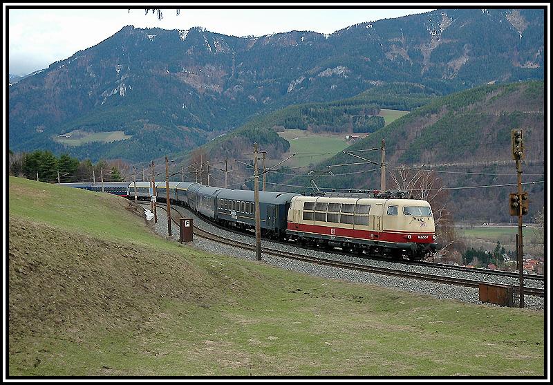 Eine Besonderheit konnte man heute (2.4.2006)am Semmering fotografieren. DB 103 245-7 zog den Sonderzug 13223 von Utrecht via Wien nach Laibach (Ljubljana). Diese Baureihe konnte erst einmal in den 90ern �ber den Semmering angetroffen werden, nachdem die Westbahn f�r einige Tage nach dem schweren Unfall in Melk gesperrt war. Das Foto entstand auf der  Apfelwiese  auf der Semmering-Nordrampe.