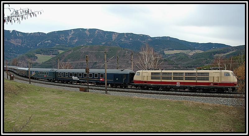 Eine Besonderheit konnte man heute (2.4.2006)am Semmering fotografieren. DB 103 245-7 zog den Sonderzug 13223 von Utrecht via Wien nach Laibach (Ljubljana). Diese Baureihe konnte erst einmal in den 90ern �ber den Semmering angetroffen werden, nachdem die Westbahn f�r einige Tage nach dem schweren Unfall in Melk gesperrt war. Das Foto entstand auf der  Apfelwiese  auf der Semmering-Nordrampe.