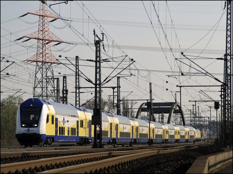 Eine besonderheit im Norden sind die langen Dosto-Regionalz�ge die mit bis zu 9 Wagen durch die Lande fahren. ME80958 (R30), Uelzen - Hamburg Hbf, ist mit 8 Waggons unterwegs und konnte bei den S�derelbbr�cken abgelichtet werden. (10.04.2009)