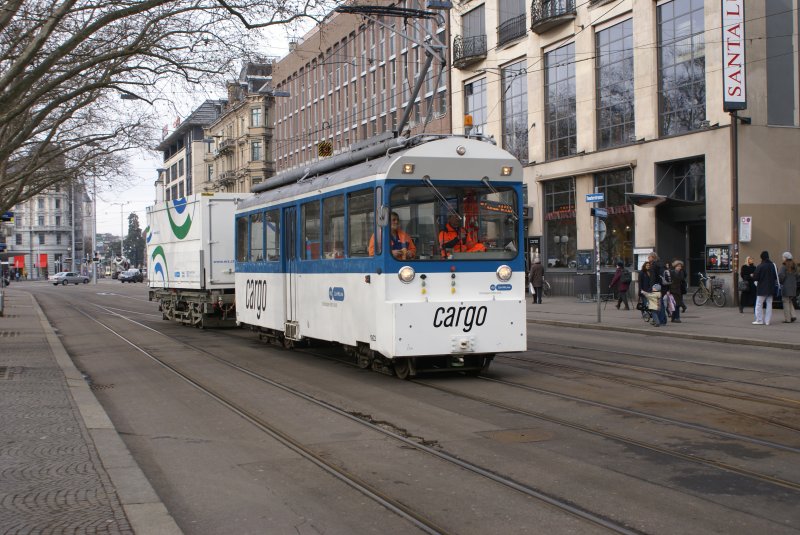 Eine Besonderheit der Stadt Zrich: Das Cargotram. Es bedient alle mglichen Quartiere und bietet den Bewohnern, die kein Auto besitzen, die Mglichkeit, ihren Sperrmll gratis zu entsorgen. Wer aber mit dem Auto seine Sperrmll zum Cargotram bringt, wird abgewiesen. Weiss jemand zuflligerweise die offizielle Bezeichnung dieses Wagens?

