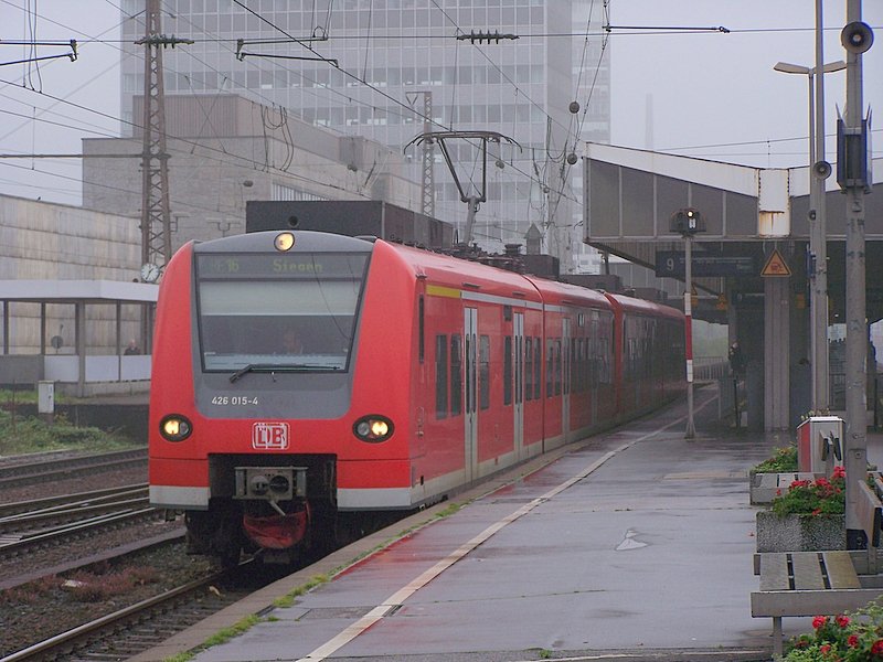 Eine Bilstimmung die passt. Nicht mehr lange gibt es die 426 Doppeltraktion auf dem RE16(Essen Hbf - Siegen). Ab Fahrplanwechsel werden hier F.L.I.R.T´s eingessetzt. Eignetlich schade...02.10.07