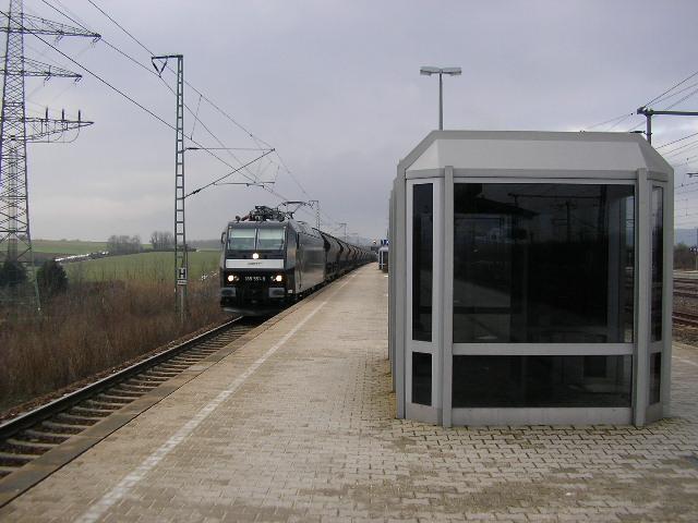 Eine  Black Lady  der MRCE mit ihrem Gterzug in Vaihingen(Enz). (4.1.06)