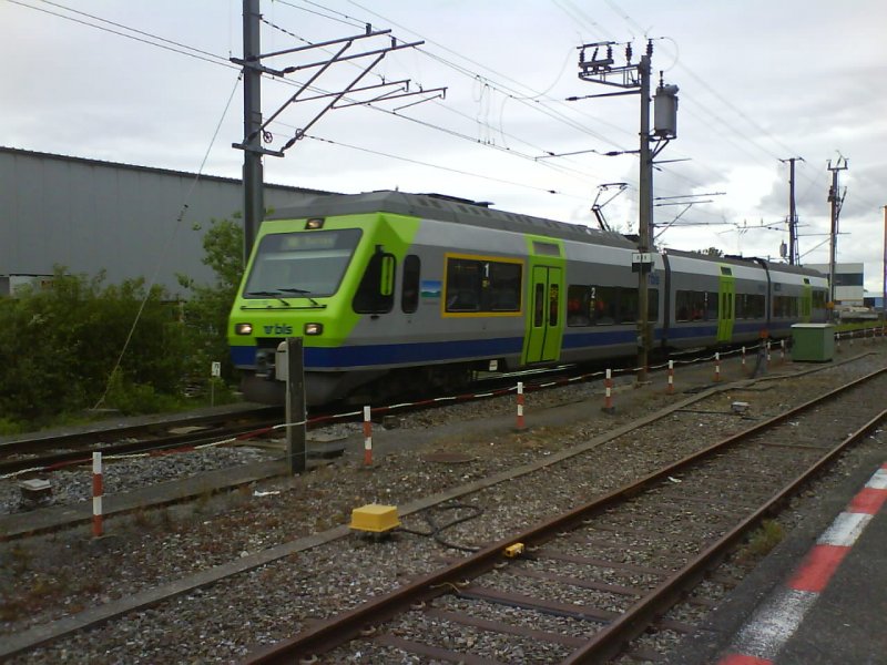 Eine BLS NINA als Regionalzug von Bern nach Murten hier im Centre Lwenberg. 