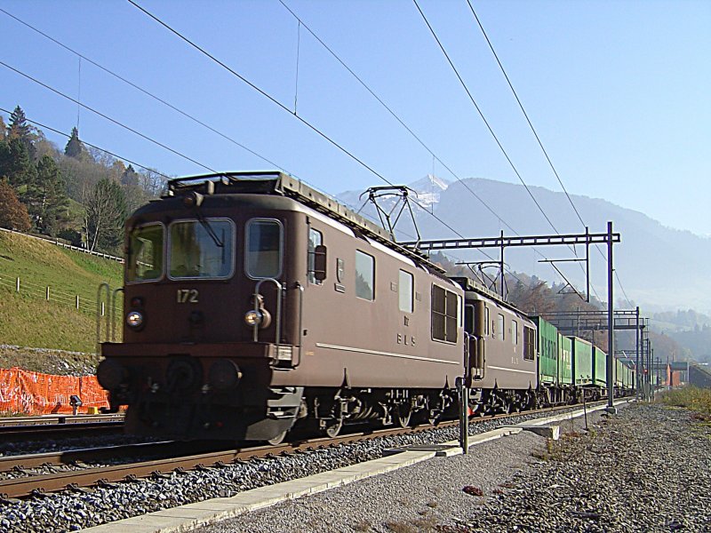 Eine BLS Re 4/4 Doppeltraktion mit einem HANGARTNER Containerzug am 03.11.2007 bei der Durchfahrt in Heustrich-Emdthal 