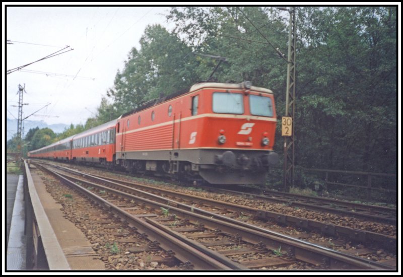 Eine blutorange 1044 rollt am Zugschluss einens EuroCity Richtung Salzburg. Die Aufnahme enstand in Kiefersfelden.