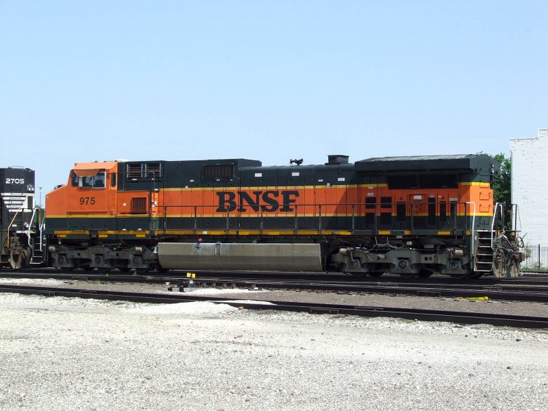 Eine BNSF Dash-9 mit altem Design am 09.07.2009 in Newton, Kansas.