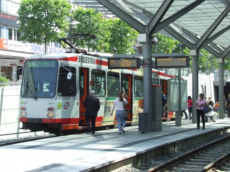 Eine Bogestra Linie 306 nach Herne steht am 23.06.2008 an der Haltestelle Bochum Rathaus.
