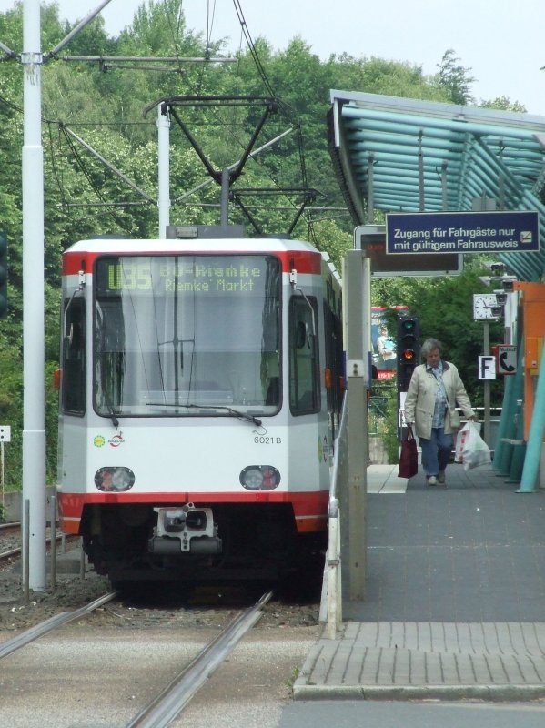 Eine Bogestra U35 in Richtung Herne steht in der Haltestelle Wasserstrasse zur Abfahrt bereit. (20.06.2008)