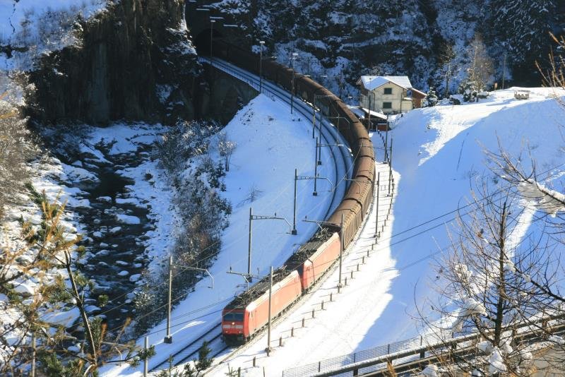 Eine Bombardier-Doppeltraktion verlsst den Wattinger Tunnel talwrts fahrend; 08.12.2008