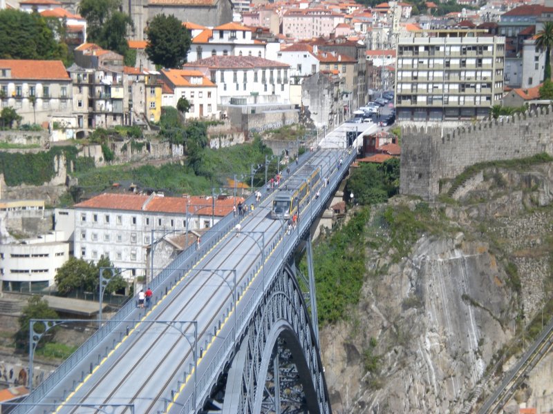 Eine Bombardier Eurotram der Metro do Porto als Linie D (vor ca. 3 Jahren erffnet) auf der Ponte Dom Luis.
August 2008