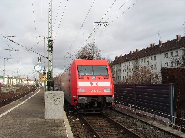 Eine BR 101 122 in Frankfurt am Main Sd. 