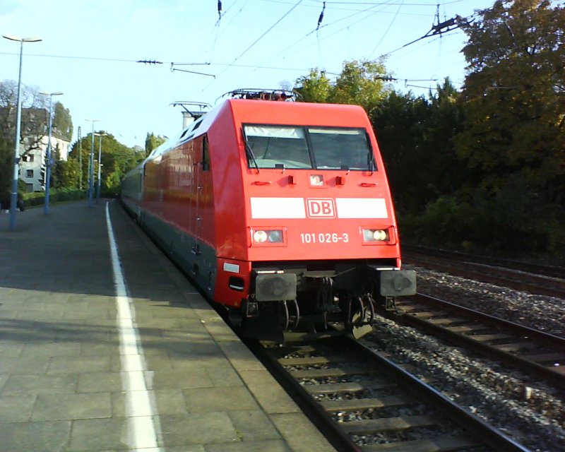 Eine BR 101 fhrt mit einem IC-Zug in den Bonner Hauptbahnhof.
Aufgenommen am 20.10.09.