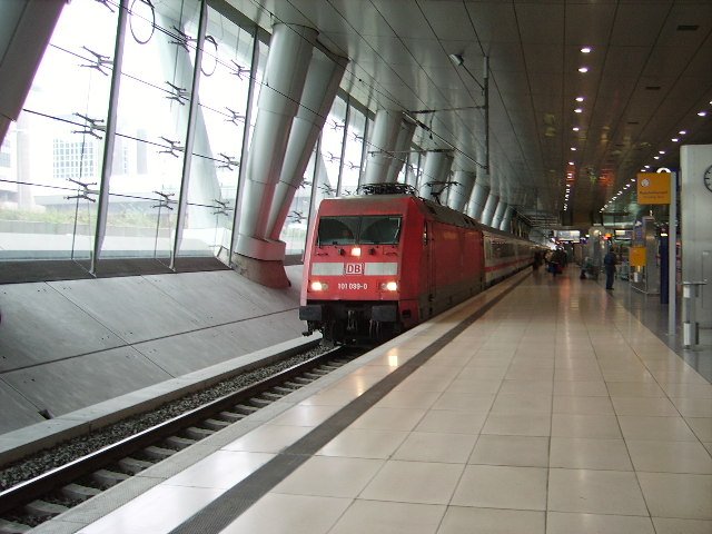 Eine BR 101 in Frankfurt Airport Fernbahnhof. 
