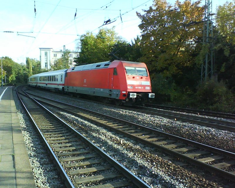 Eine BR 101 die gerade aus dem Bonner Hbf ausf�hrt.
Sie hat dort eine kleine Pause gemacht und nun
f�hrt sie mit ihrem IC-Zug weiter.
Aufgenommen am 21.10.09.