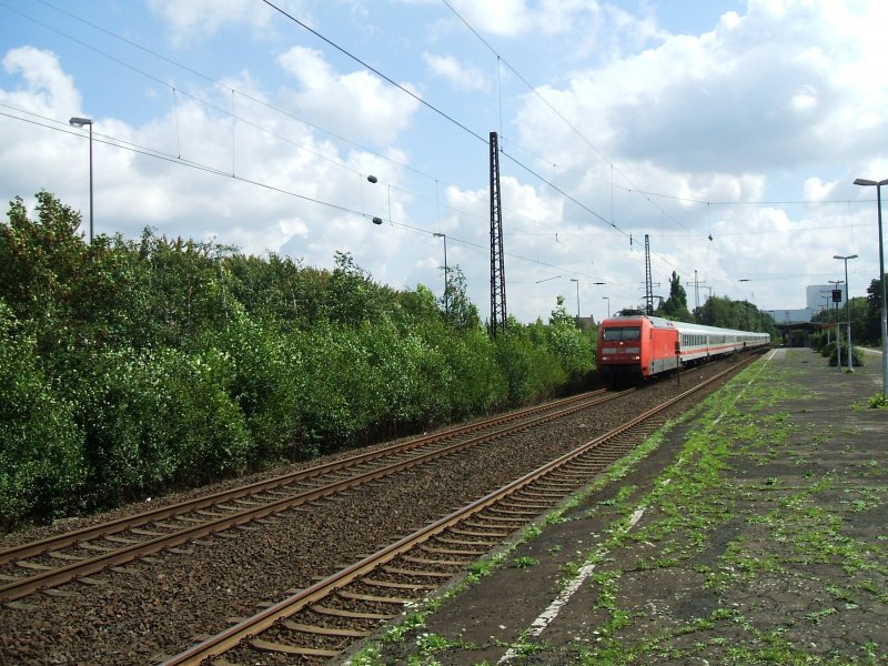 Eine BR 101 mit IC 2156 nach Stuttgart bei der Durchfahrt
durch Wattenscheid,n�chster Halt ist Essen Hbf.(13.08.2007)