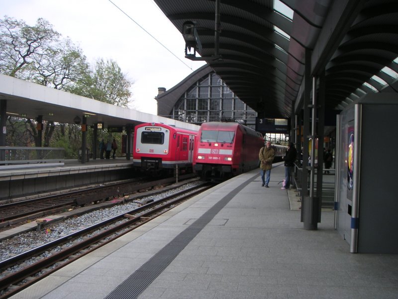 Eine Br 101 ohne Zug am 5.3.2004 in Hamburg Dammtor.Eine so dichte Zugfolge wie dort hab ich vorher noch nicht gesehen