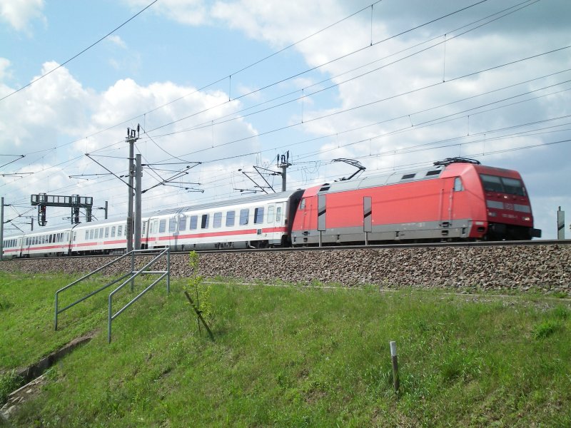 Eine BR 101 zieht den IC 2370 von Konstanz nach HH-Altona.bei Baden-Baden 16.05.09