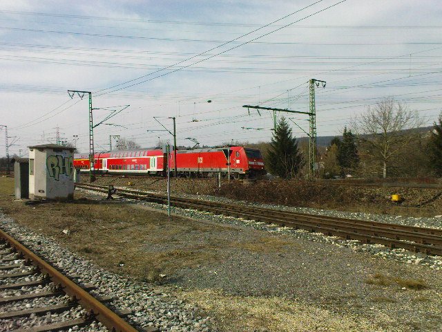 Eine BR 101 zieht ihren Dosto Wendezug in Richtung Plochingen.