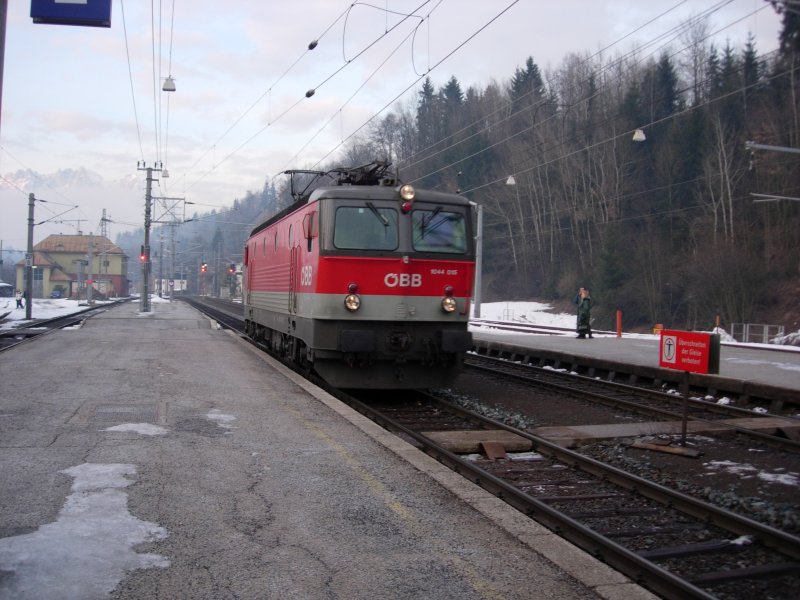 Eine Br 1044 bei Verschubarbeiten an einem Extrazug in Kitzbhel zwegs der Skirennen in Kitzbhel am 19.01.08 Die Lok wird ihren aus alten noch grnen Schlierenwagen gebildeten Zug nach Schwarzach - ST.Veit, Salzburg bis nach Linz bringen.