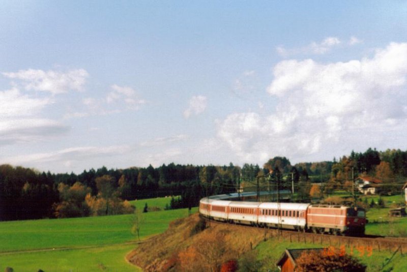 Eine BR 1044 mit einem IC auf der Streke Mnchen Salzburg am 31.10.1999