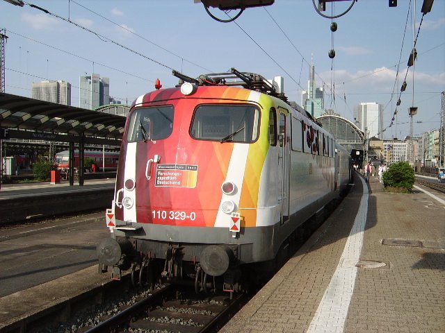 Eine BR 110 der Science Zuges in Frankfurt am Main Hbf. 