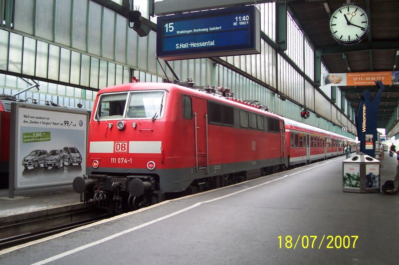 Eine BR 111 074-3 fuhr als RE 13921 nach Schwbisch Hall-Hessental. Ist am 18.7.07 fotografiert worden.
