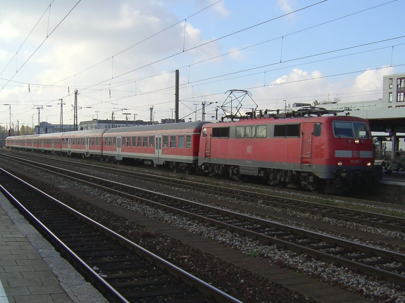 Eine BR 111 am 31.10.2007 bei der Einfahrt mit einer Regionalbahn nach Salzburg in Mnchen Ost.