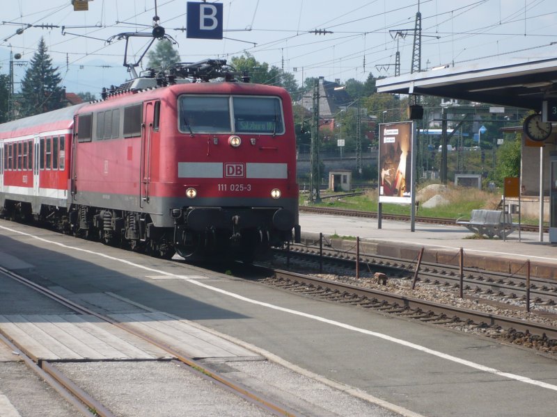 Eine Br 111 fhrt in Traunstein auf Gleis 2 ein.