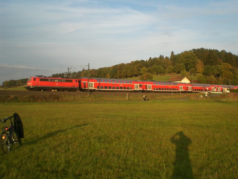 Eine BR 111 mit Doppelstock Wagons in Richtung Frankfurt am 18.10.08