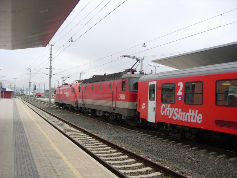 Eine BR 1116 und eine Br 1144 ziehen einen City-Shuttle von Villach nach St. Veit an der Glan,Friesach (Krnten). Hier beim Zwischenstop in Klagenfurt am 23.04.08