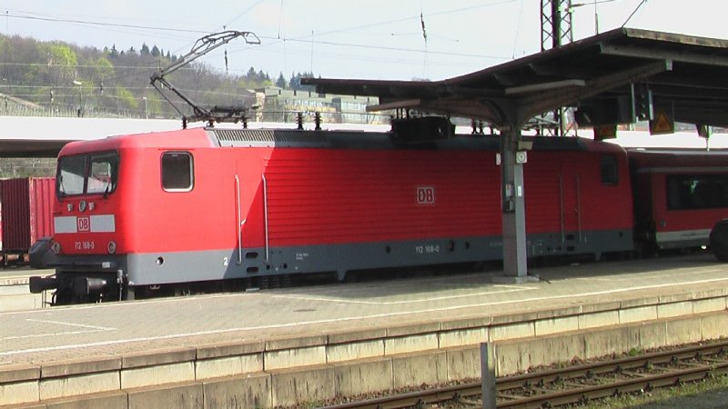 Eine BR 112 mit Modus Wagen ist auf Gleis 9 in Wrzburg eingefahren und fhrt um Minute 35 wieder zurck nach Frankfurt. Wrzburg, 22.06.2007, 12:24 Uhr.