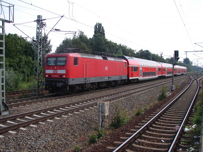 Eine BR 114 auf dem weg nach Wittenberge, hier bei der Durchfahrt Bahnhof Brieselang. Aufgenommen am 08.08.07