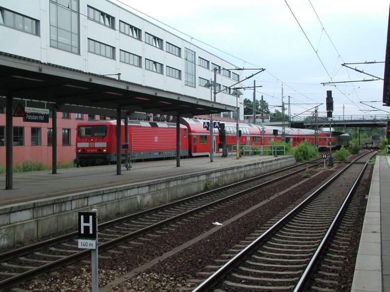Eine BR 114 fhrt mit einem Regionalexpress im Potsdamer Hauptbahnhof ein. 23.7.2007