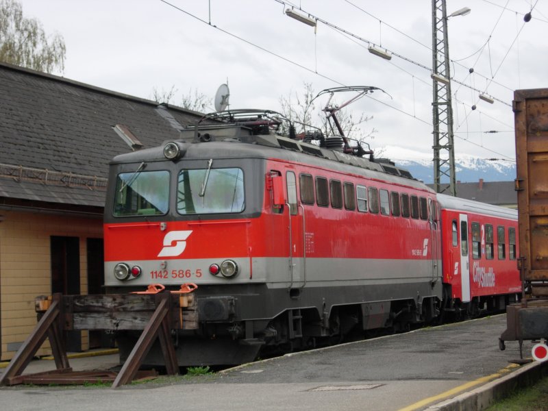 Eine Br 1142 steht mit einem City-Shuttle in Zeltweg bereit zur Abfahrt nach Mrzzuschlag. Am 23.04.08 in Zeltweg