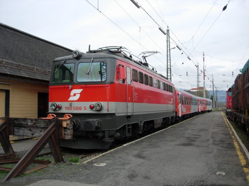 Eine Br 1142 steht mit einem City-Shuttle in Zeltweg bereit zur Abfahrt nach Mrzzuschlag. Am 23.04.08 in Zeltweg