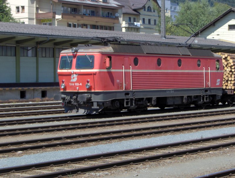 Eine BR 1144 der bb steht mit einem Holzzug im Bahnhof Kufstein. Er kam aus Richtung Mnchen und wird bald weiter Richtung Innsbruck / Brenner fahren. Kufstein  24.09.07