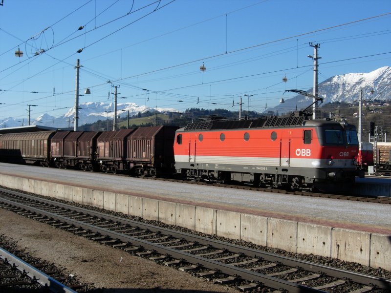 Eine BR 1144 steht mit einem Gterzug vom Brenner nach Mnchen abfahrtbereit in Wrgl ( Tirol ) am 09.02.08