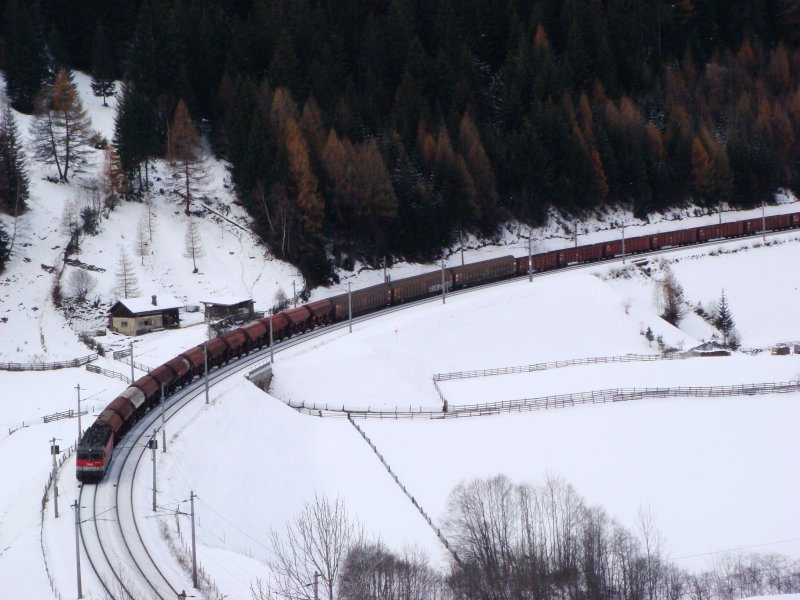 Eine BR 1144 zieht am 14.11.2007 einen Gterzug zu Tal bei St.Jodok.