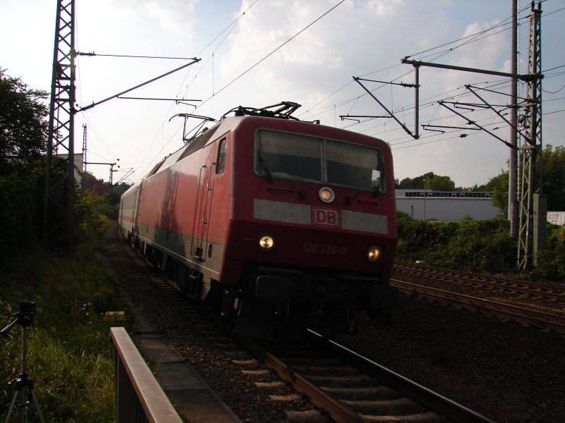Eine BR 120 bei der Durchfahrt Werder (Havel) mit InterCity 2131 nach Cottbus. Aufgenommen am 07.08.07