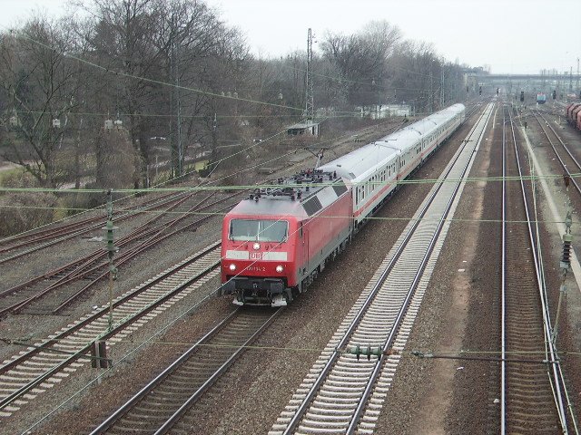 Eine BR 120 mit IC in Frankfurt Ost.