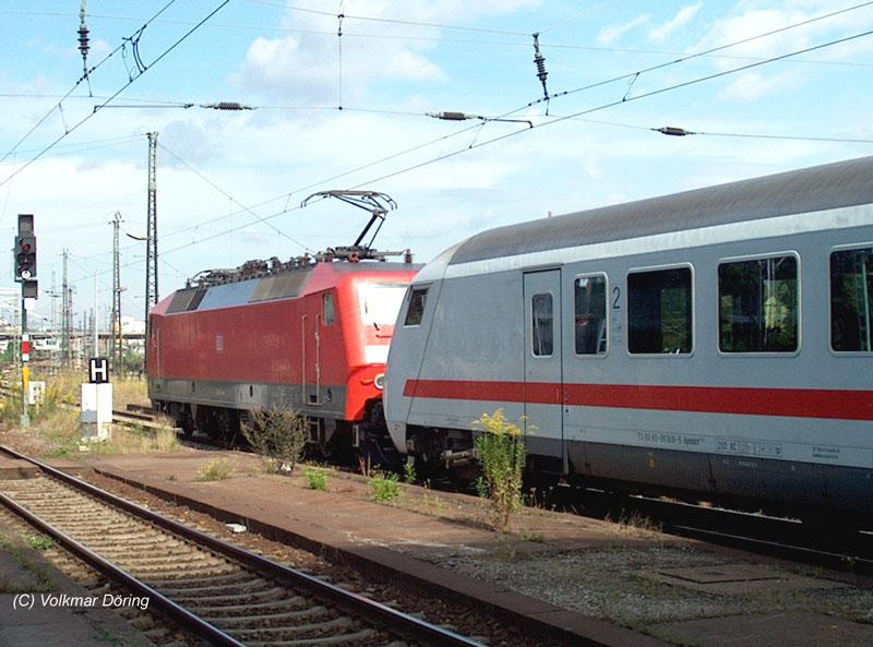 eine BR 120 vor Intercity-Steuerwagen Gattung Bimdzf, und das ganze als EC 178 Prag-Westerland bei Ausfahrt aus Dresden-Hbf. - 17.08.2004
