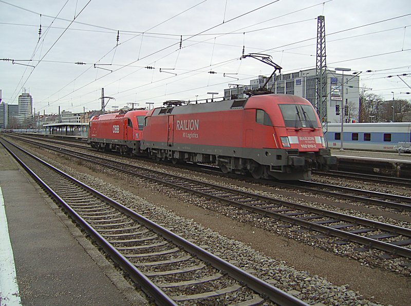 Eine BR 1216 und eine 182  bei der Durchfahr am 01.12.2007 in Mnchen Ost.