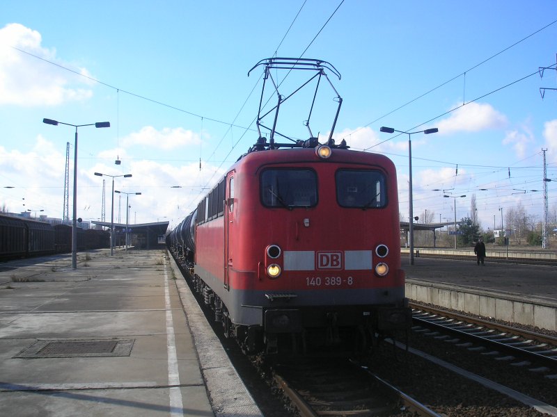 Eine Br 140 steht mit ihrem Gterzug in Berlin-Schnefeld und wartet auf ihre abfahrt.