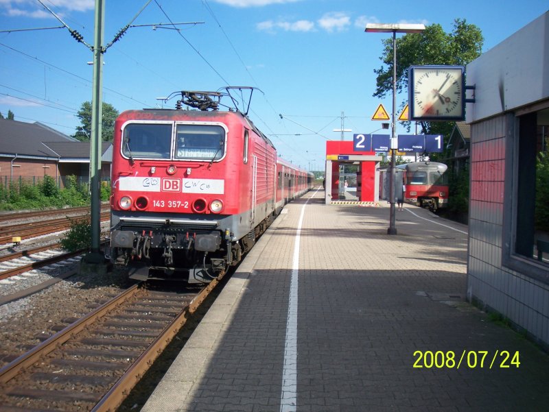Eine BR 143 als Verstrker der S7 in der Haupzverkehrszeit die ab Dsseldorf HBF weiter als Linie S1 Richtung Dortmund fhrt. Und rechts ein ET 420 der Richtung Solingen HBF fhrt. Beide Zge verbindet der gemeinsame Halt in Dsseldorf Eller (S).