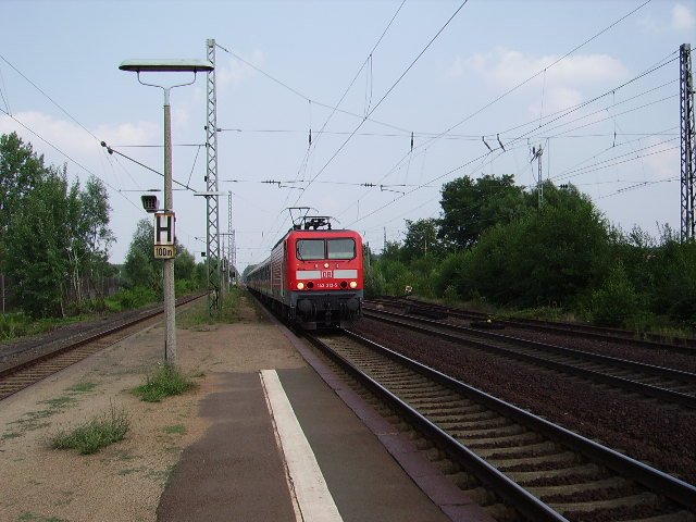Eine BR 143 aus Aschaffenburg kommend in Maintal mit dem Ziel Frankfurt. 