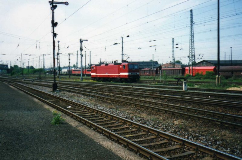 Eine BR 143 in DR Farbgebung(Juni 2000) im Hbf Zwickau.