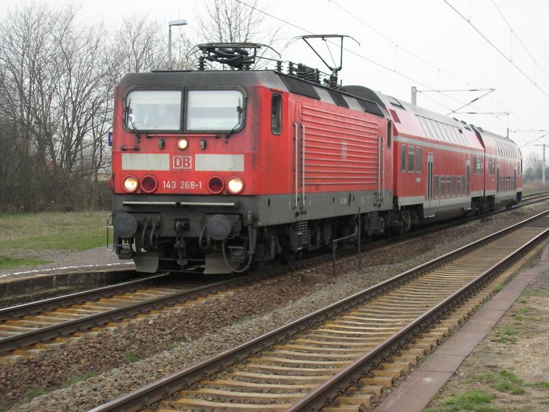 Eine Br 143 der Leipziger S-Bahn. Bei der Ausfahrt aus dem Bahnhof Ktzschau.