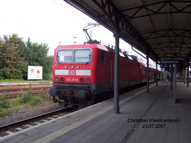 Eine BR 143 mit Dosto (S2) wartet in Warnmnde auf ihre Abfahrt nach Gstrow ber Rostock Hbf.