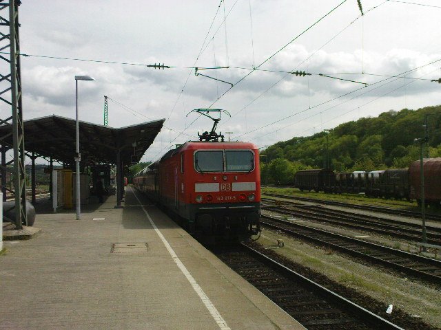 Eine BR 143 steht abfahrbereit im BF Plochingen.