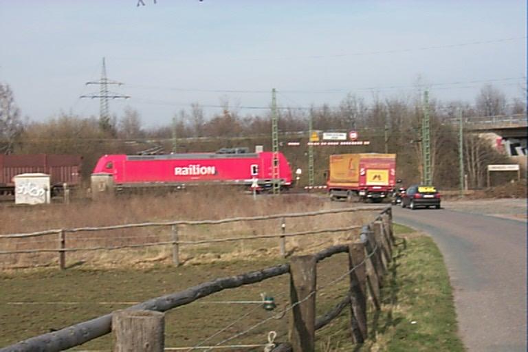 Eine BR 145 der RAILION am Bahnbergang  Nienburger Stadtgrenze 